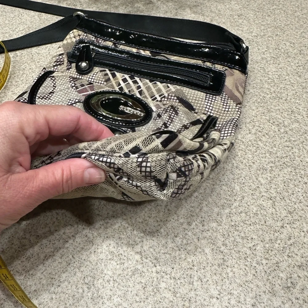 Guess cross body purse purple/white/cream black and silver accents - Picture 11 of 14